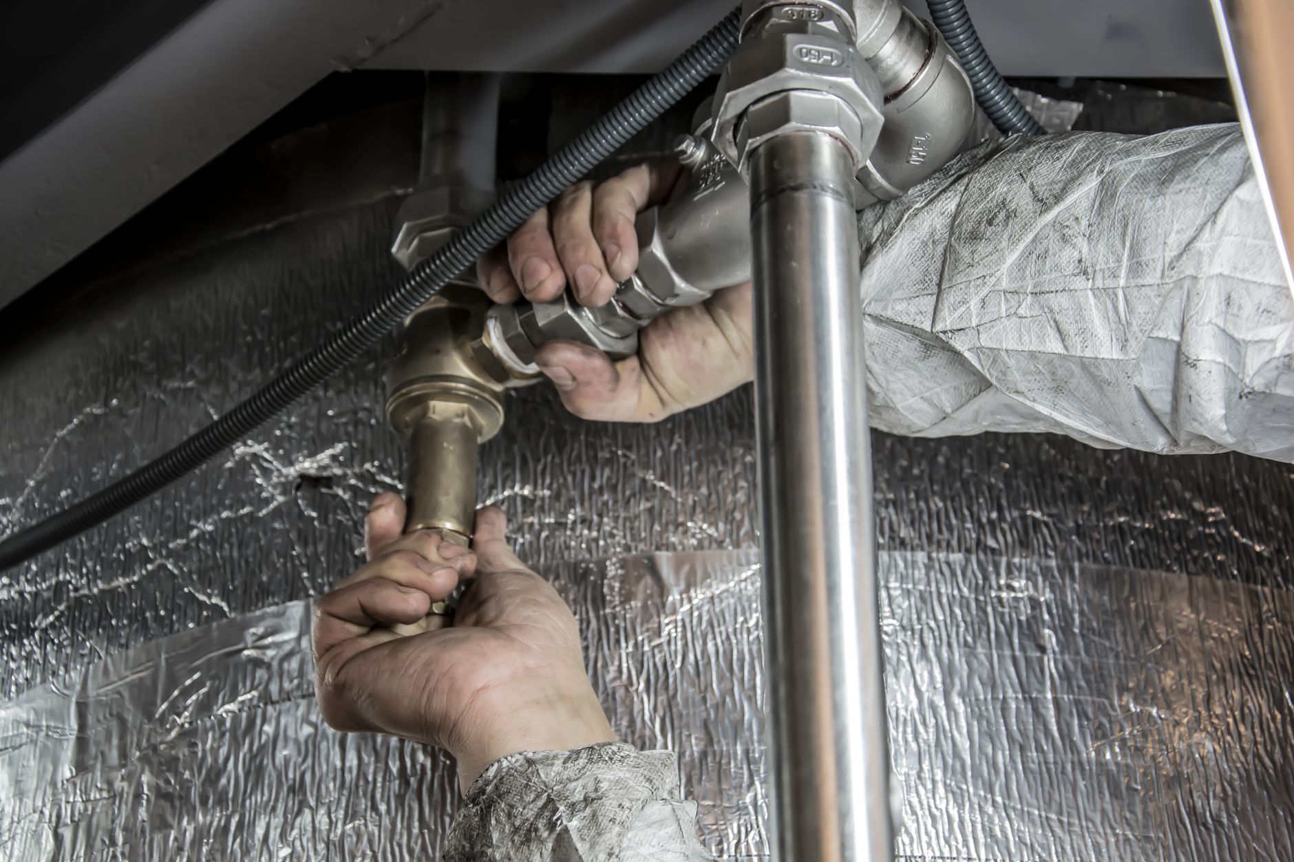 Hands fitting steel supply pipes
